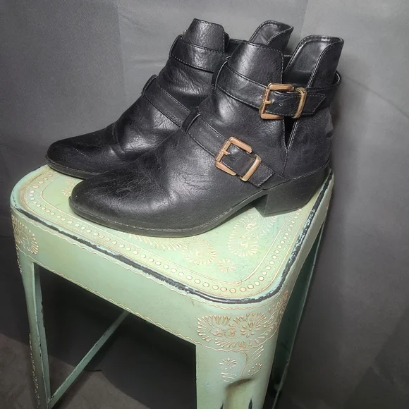 Forever 21 Black Pointed Toe Ankle Boots - Picture 4 of 5